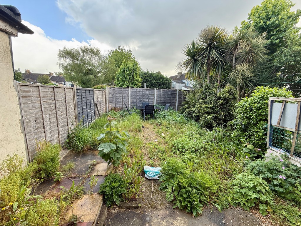 Lot: 116 - FOUR-BEDROOM HOUSE OF MULTIPLE OCCUPATION - Garden to rear